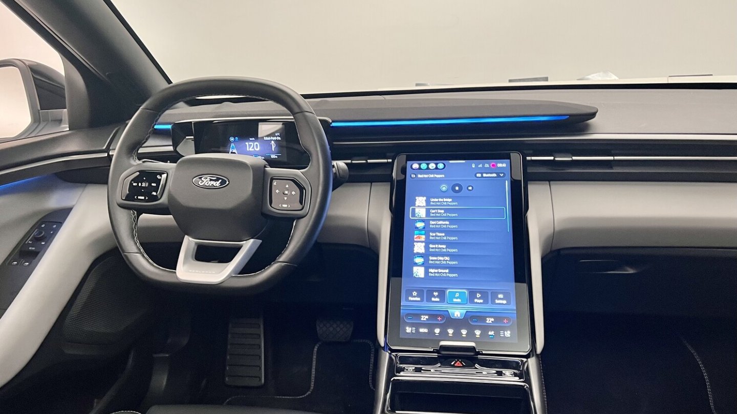 Das 5,3 Zoll große Display hinter dem Lenkrad wird von Genspender VW übernommen.