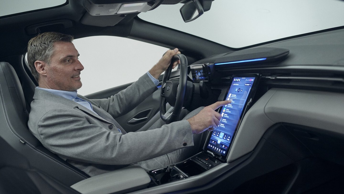 Hinter dem verstellbaren Display kann man Wertsachen sicher wegsperren.