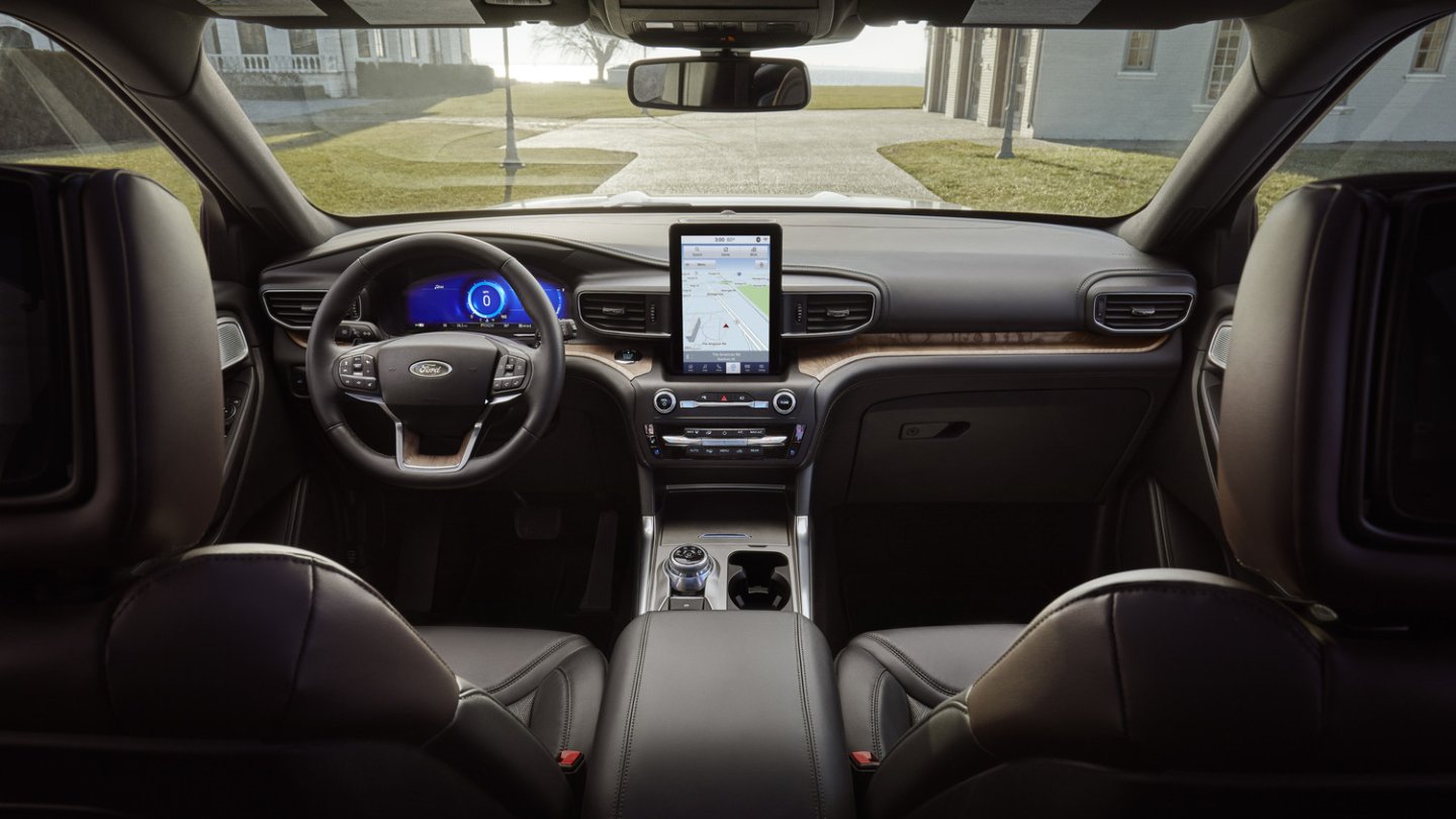 Tesla-Style mit Hochkant-Display im Cockit.