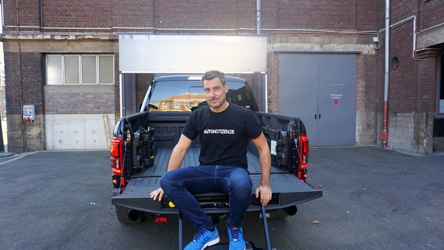 In der Heckklappe ist ab Werk eine ausziehbare Trittleiter verbaut.