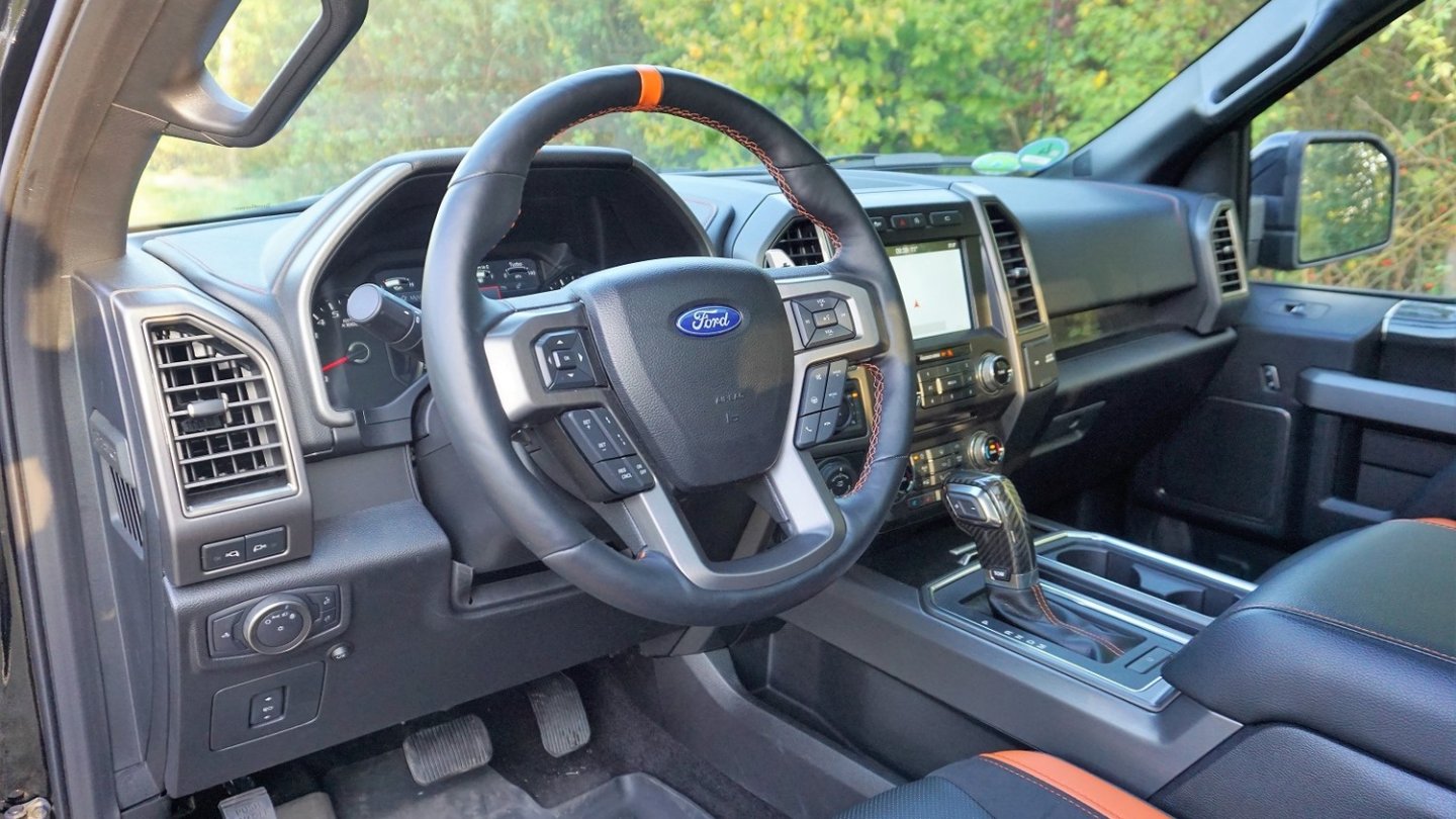 Das Cockpit ist überraschend hochwertig.