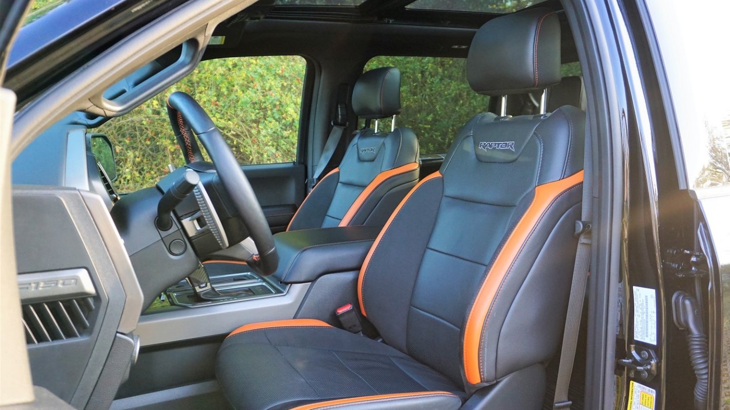 Sehr bequeme Sitze mit rutschigem Lederbezug.