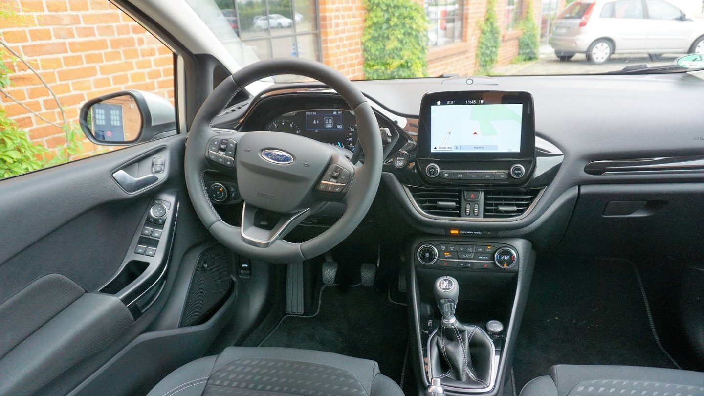 Das Cockpit zeigt sich aufgeräumter und hochwertiger als bisher.