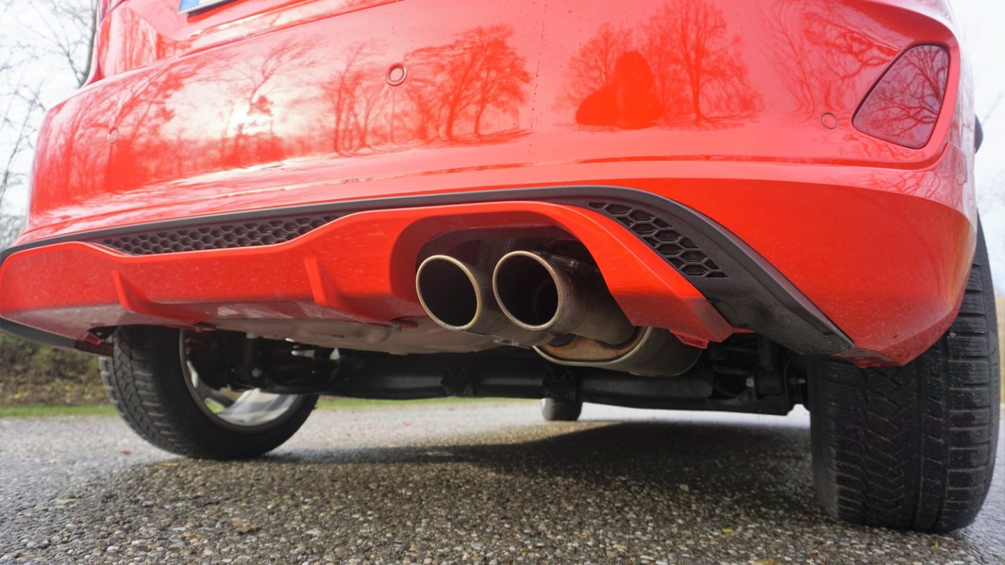 Sieht eigentlich ganz harmlos aus: doppeltes Endrohr der Klappen-Abgasanlage.