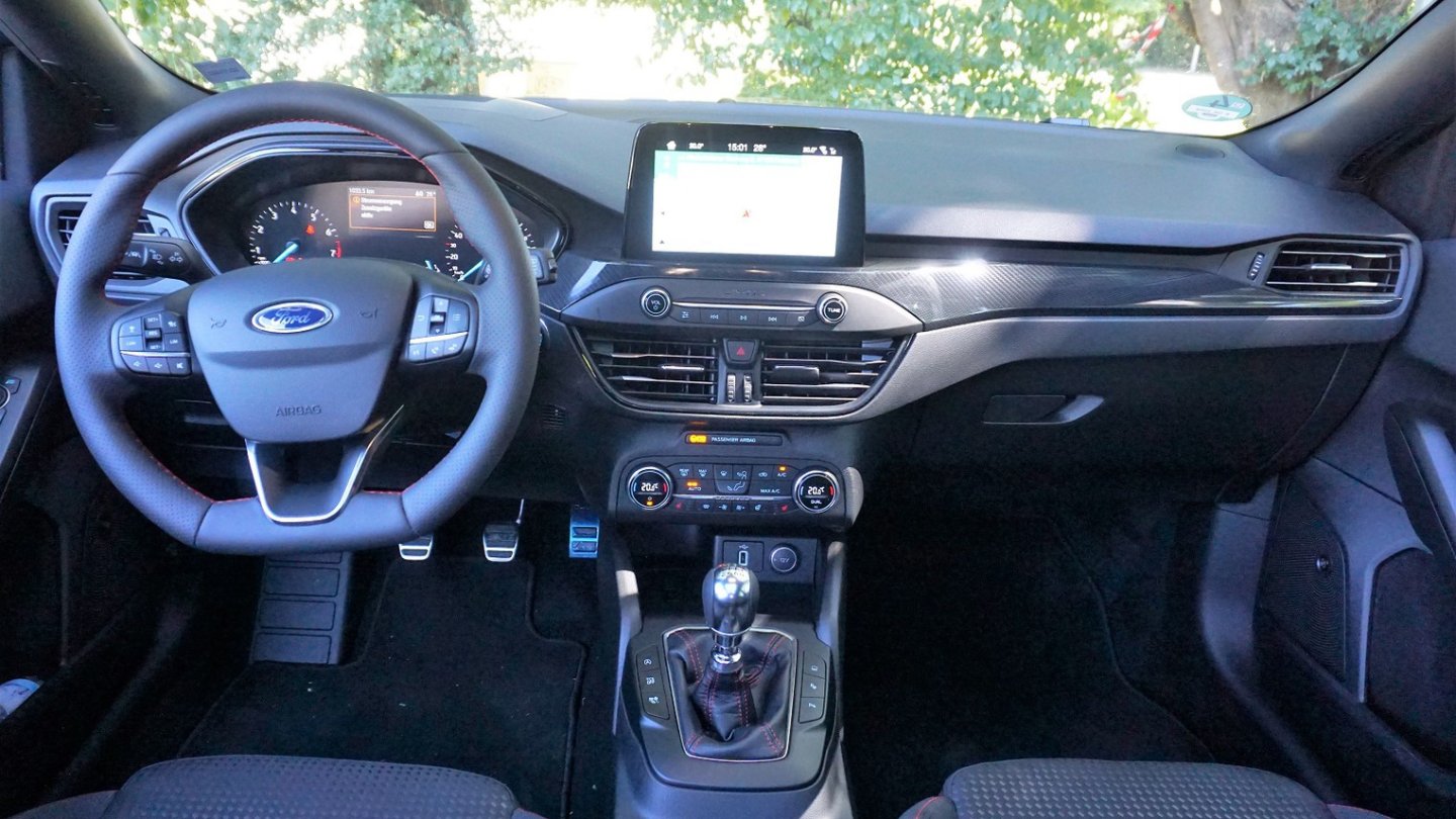 Die Cockpitarchitektur übernimmt der Focus vom Fiesta.
