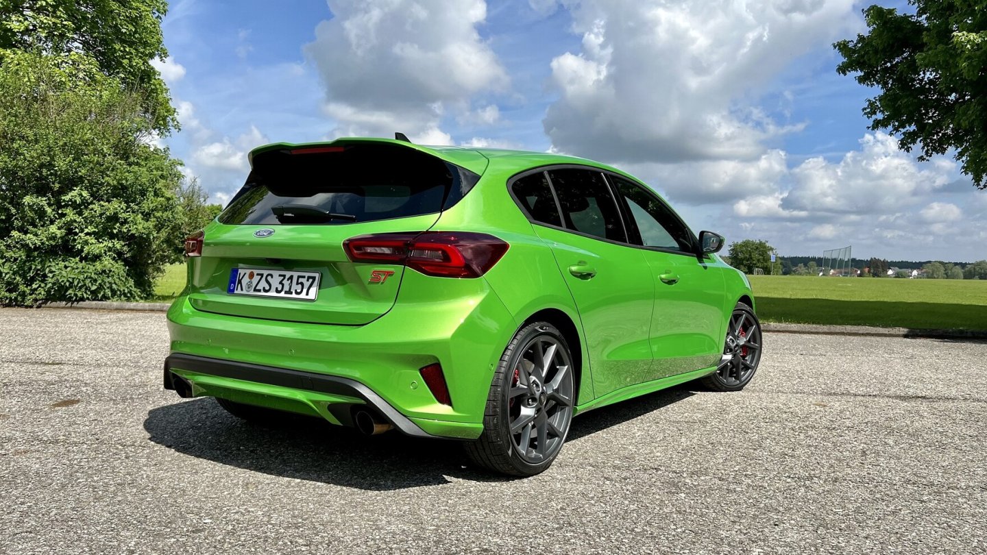 Die auffällige Lackierung in Mean Green kostet Aufpreis.