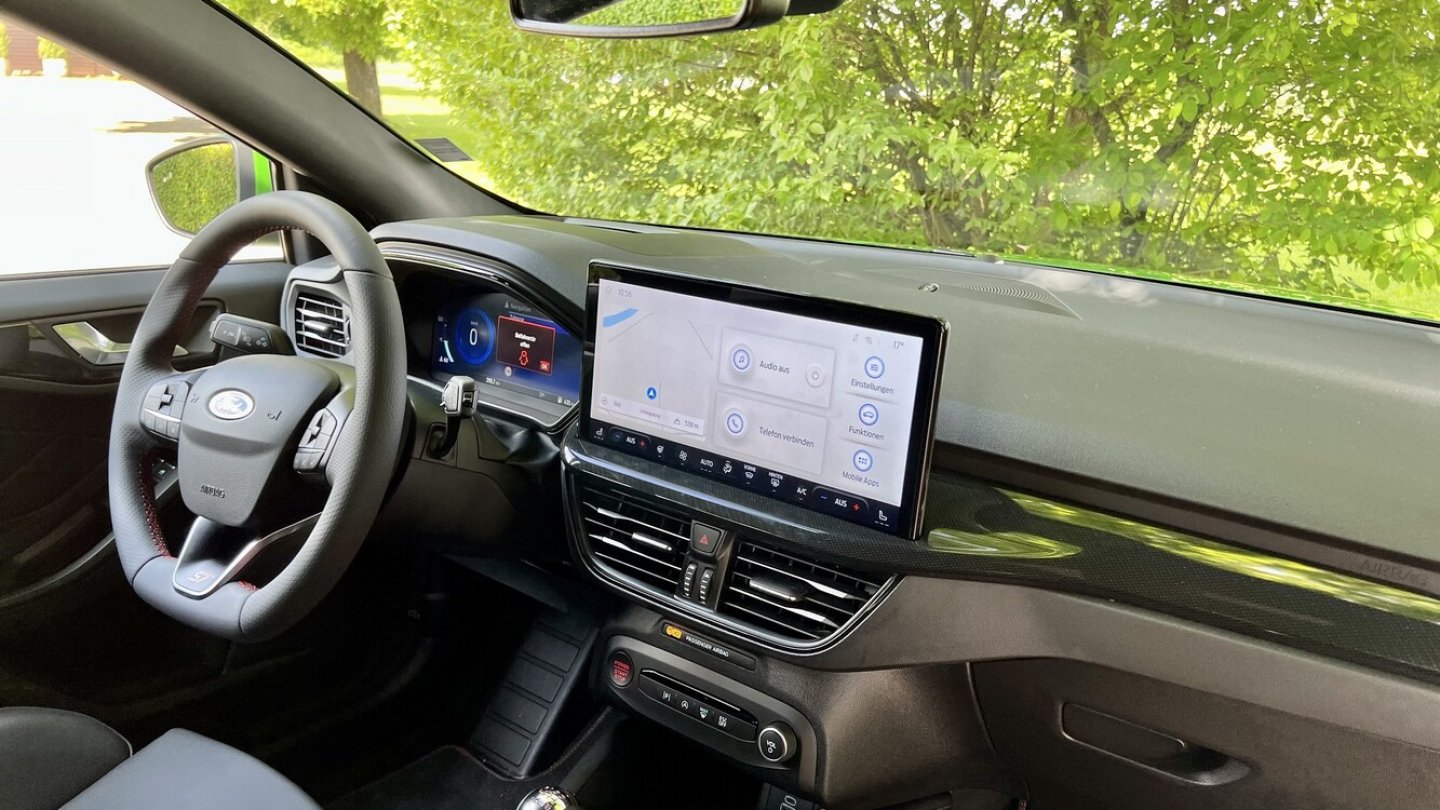 Das große Display auf dem leicht geänderten Cockpit fällt sofort auf.