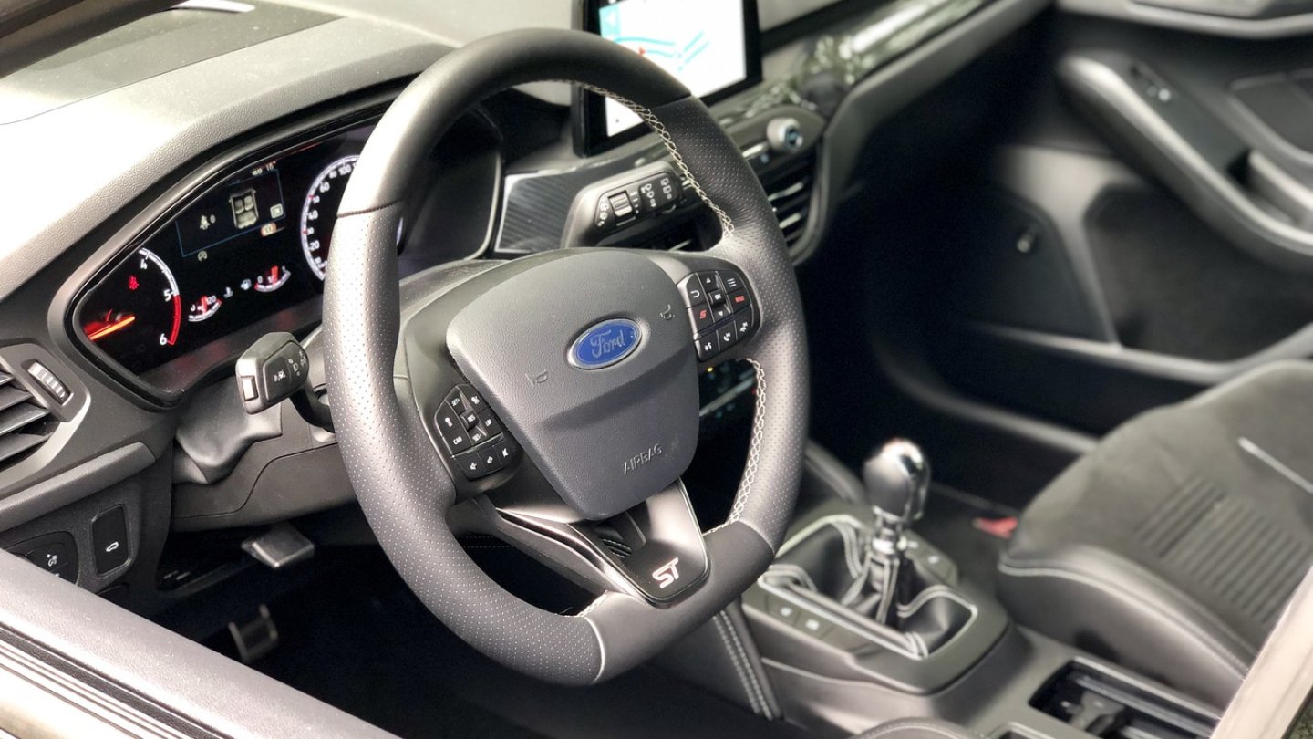 Lenkrad und Cockpit entsprechen bisauf Details dem Rest der Focus-Familie.
