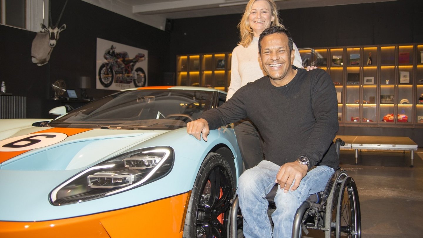 Jason Watt bei der Auslieferung seines Ford GT.