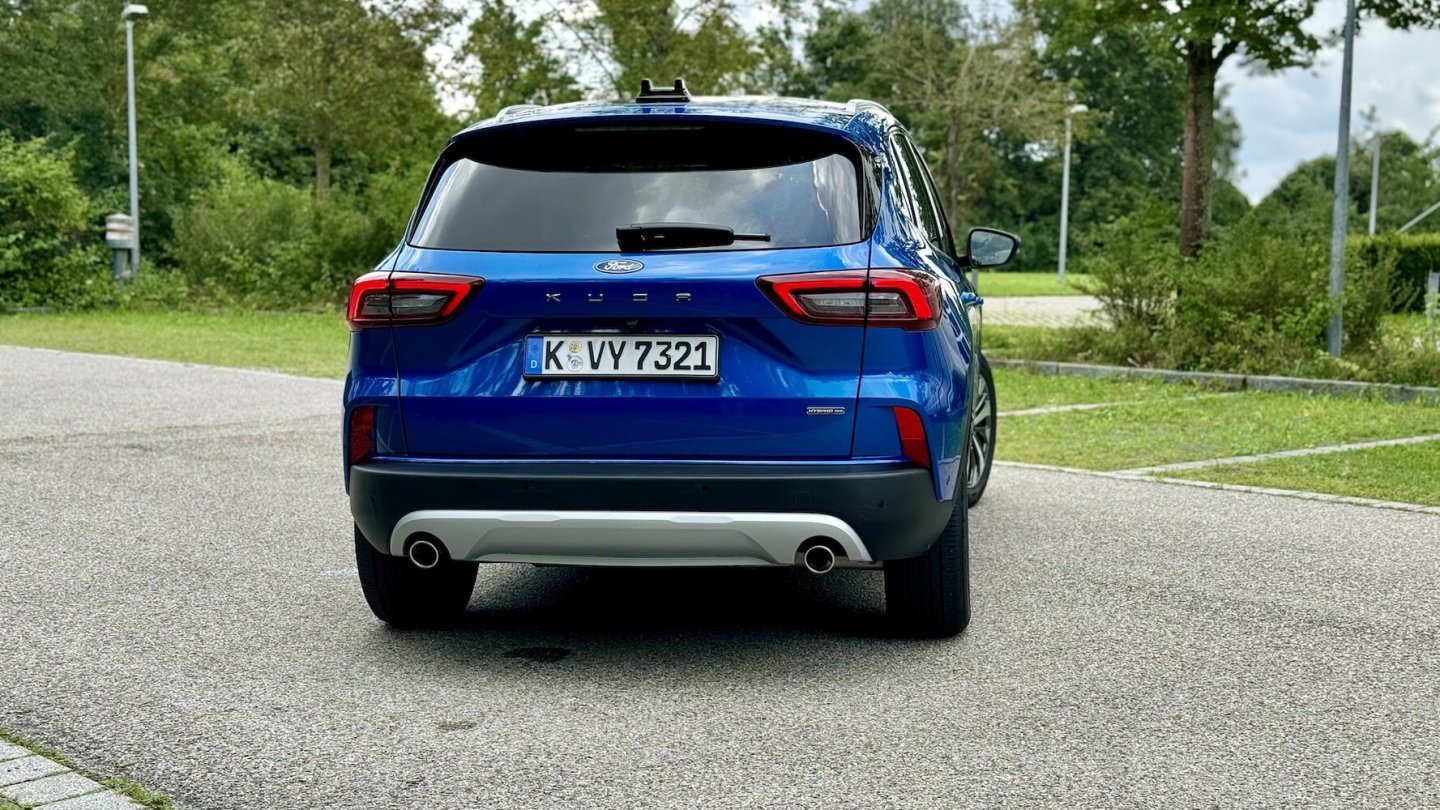 Bekanntes Heck mit geteilten Rückleuchten.