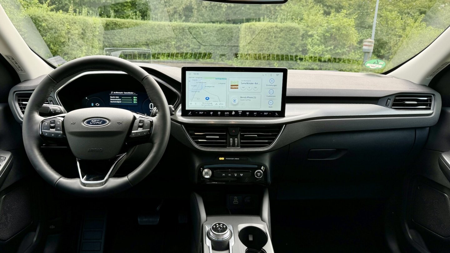 Das Cockpit wurde mit einem neuen Infotainment-Display überarbeitet.