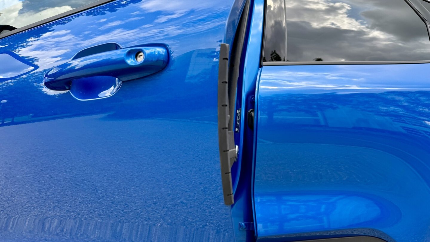 Der praktische Türkantenschutz ist Teil eines Optionspakets.