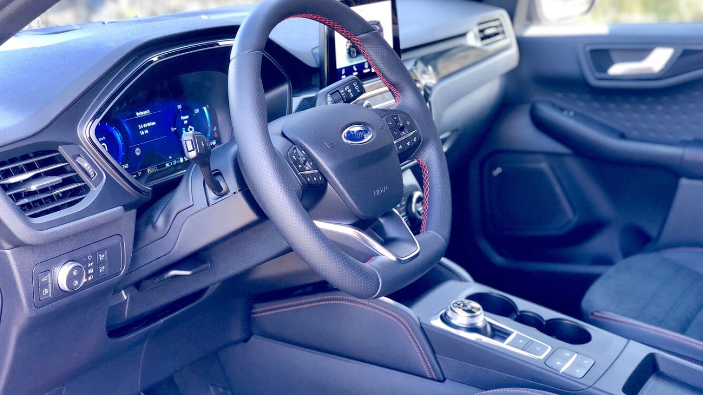 Das Layout des Cockpits ist aus dem Ford Focus bekannt.