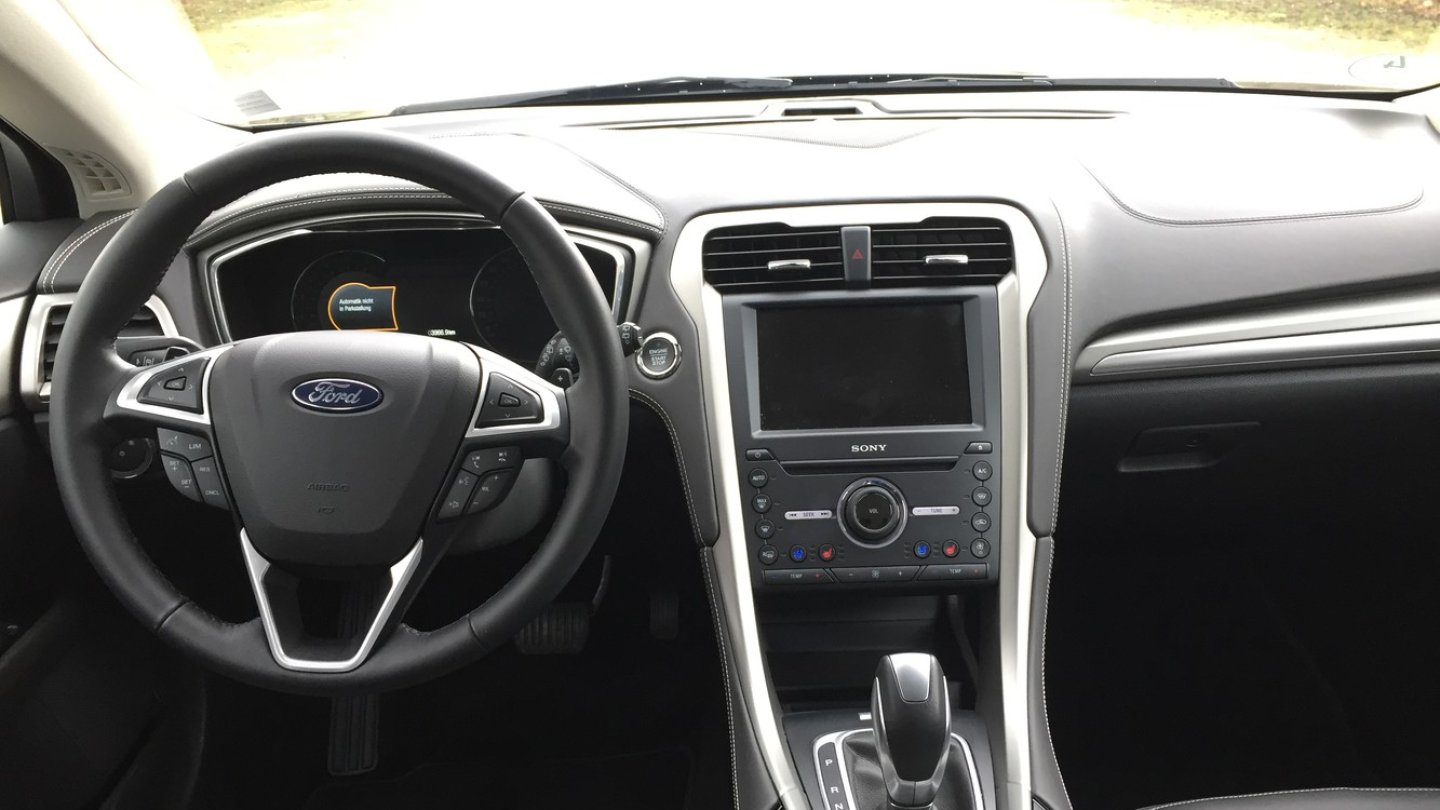 Das Mondeo-Armaturenbrett wird mit Lederbezug aufgehübscht