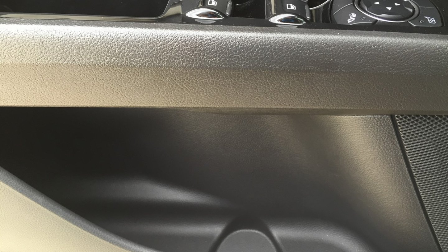 Blankes Plastik in den Türtaschen - das passt nicht zum Nobelmondeo