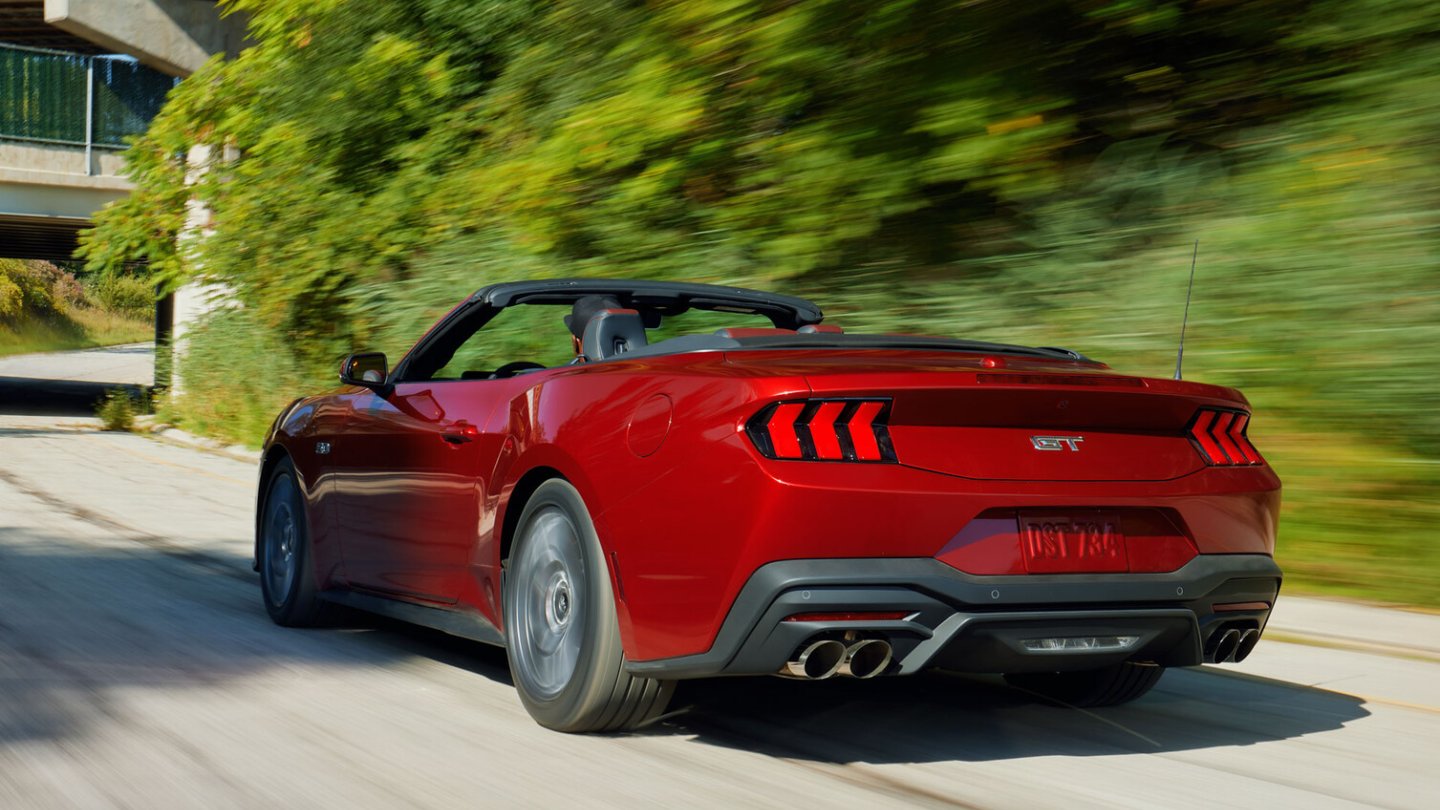 Auch der neue Mustang ist wieder als Cabrio mit Stoffverdeck zu haben.