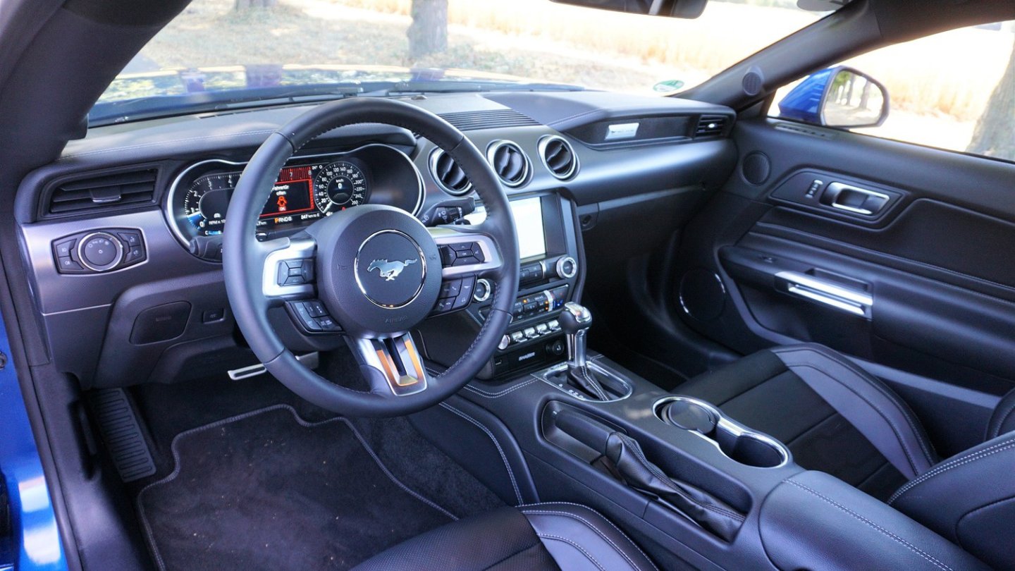 Das Cockpit versucht sich im Retro-Style, die Materialen sind so lala.