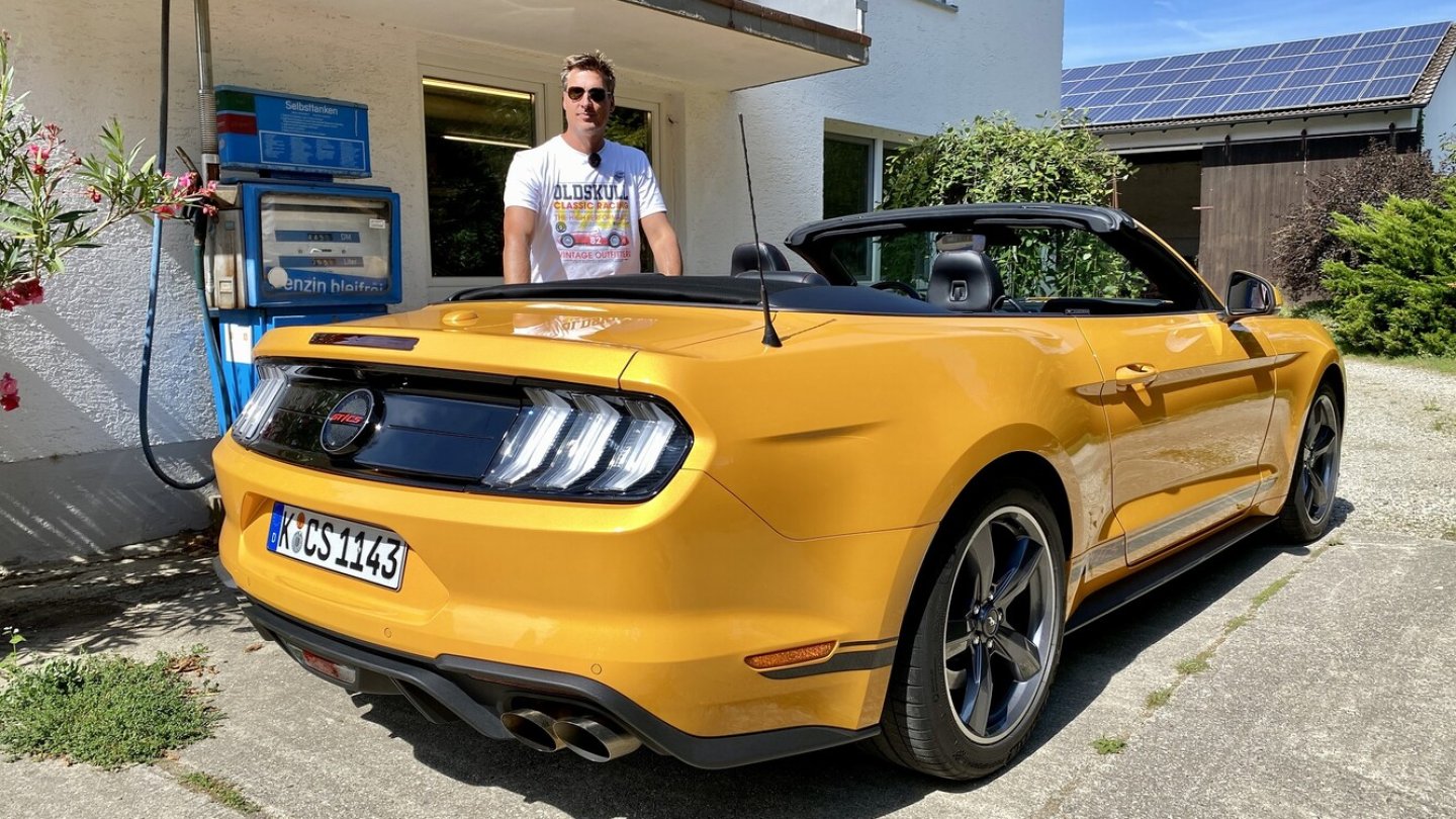 Aus der Zeit gefallen: Die alte Zapfsäule oder der Mustang V8?