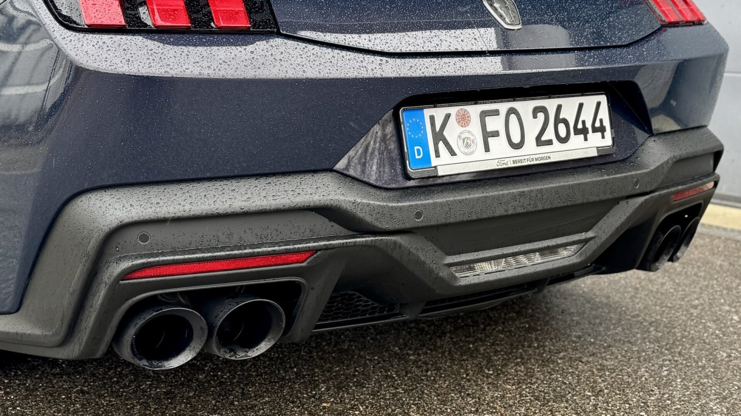 Die Form des hinteren Stoßfängers erinnert, auch mit den vier Enrohren, an den Nissan GT-R R35.