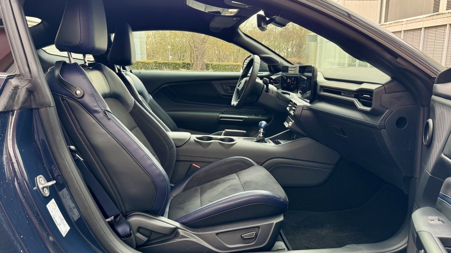 Mikrofaser-Bezüge spannen sich über die Sitze des Mustang Dark Horse.