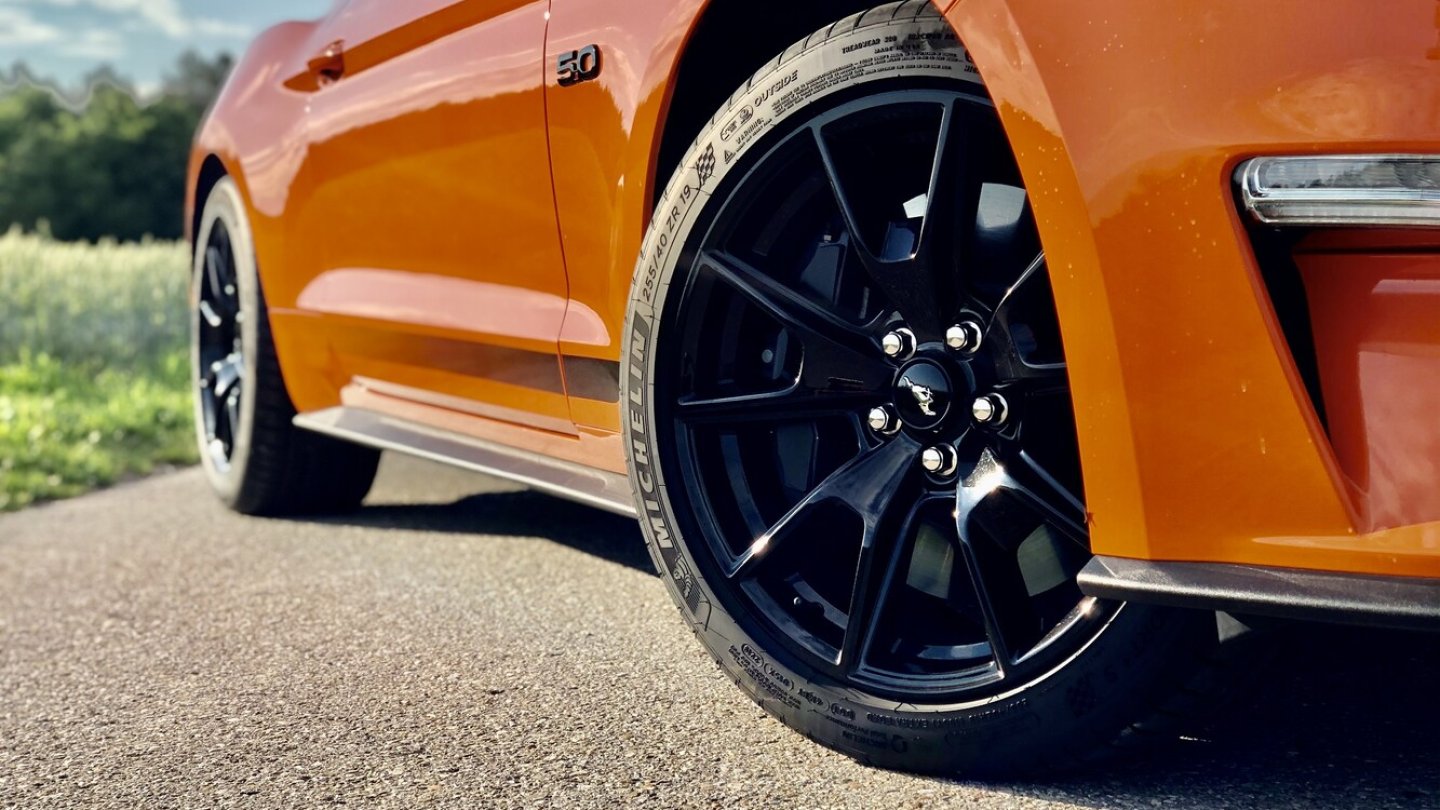 Schwarze 19-Zoll-Felgen stehen dem Mustang gut.