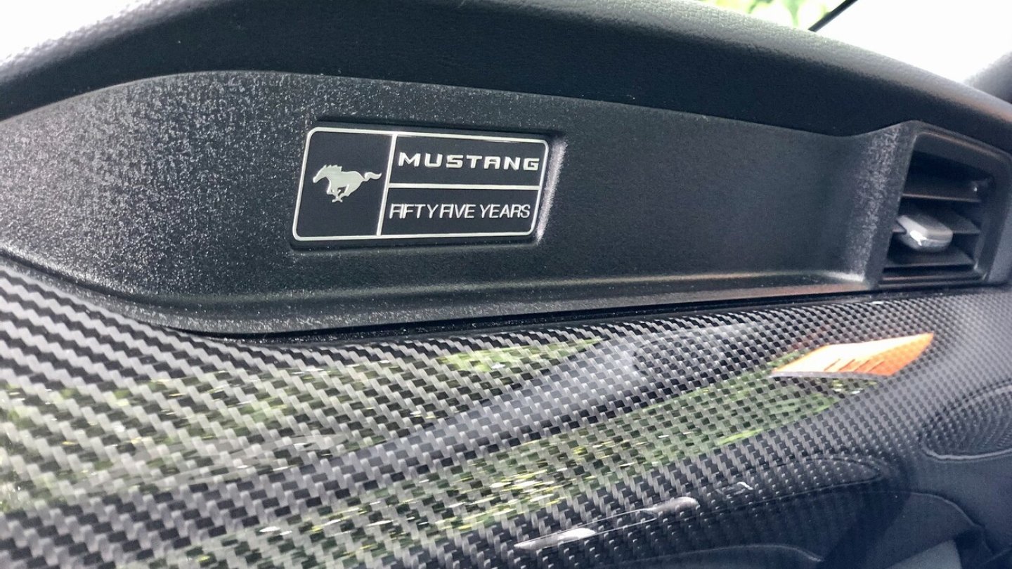 Eine Plakette feiert den Geburtstag im Innenraum.