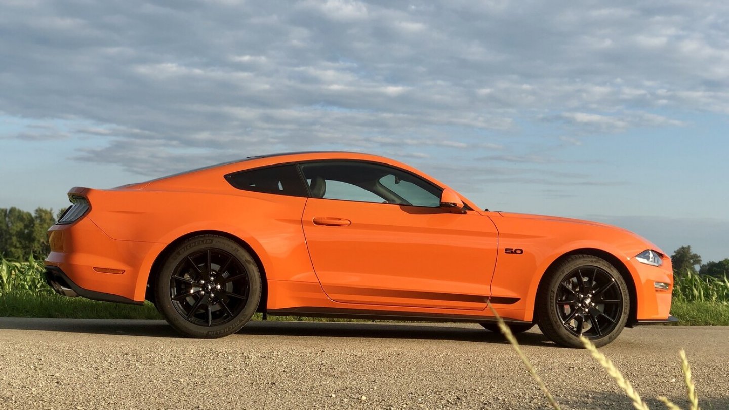 DEr Ford Mustang ist fast 4,80 Meter lang.