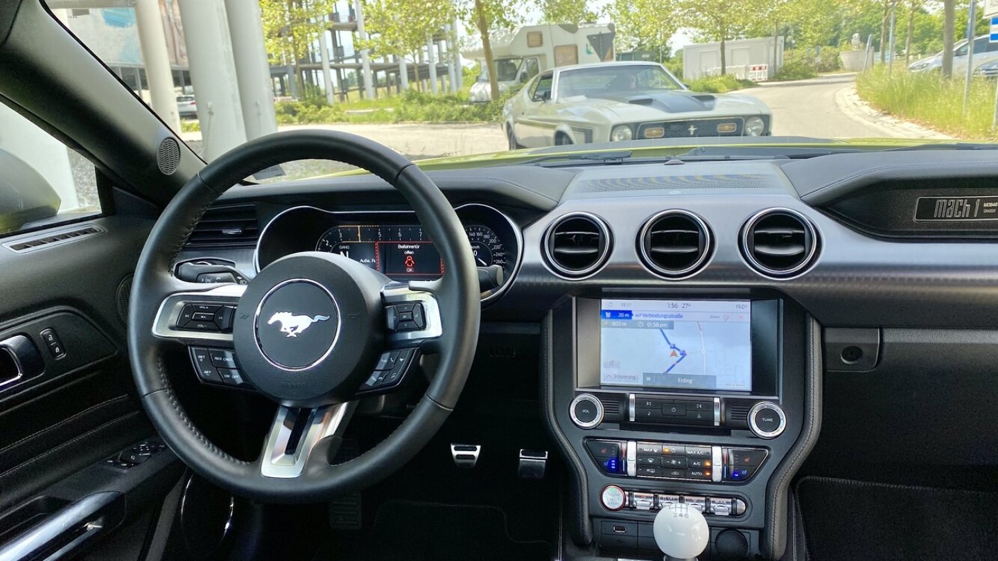 Das Navigationssystem ist im Mach 1 serienmäßig.