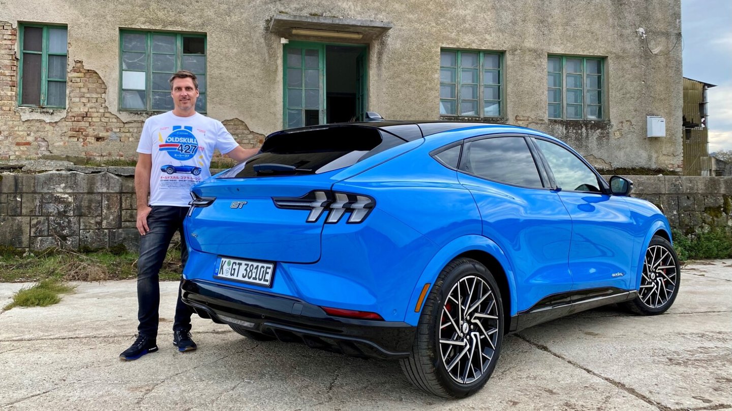 Die Farbe des Testwagens heißt Grabber Blue.