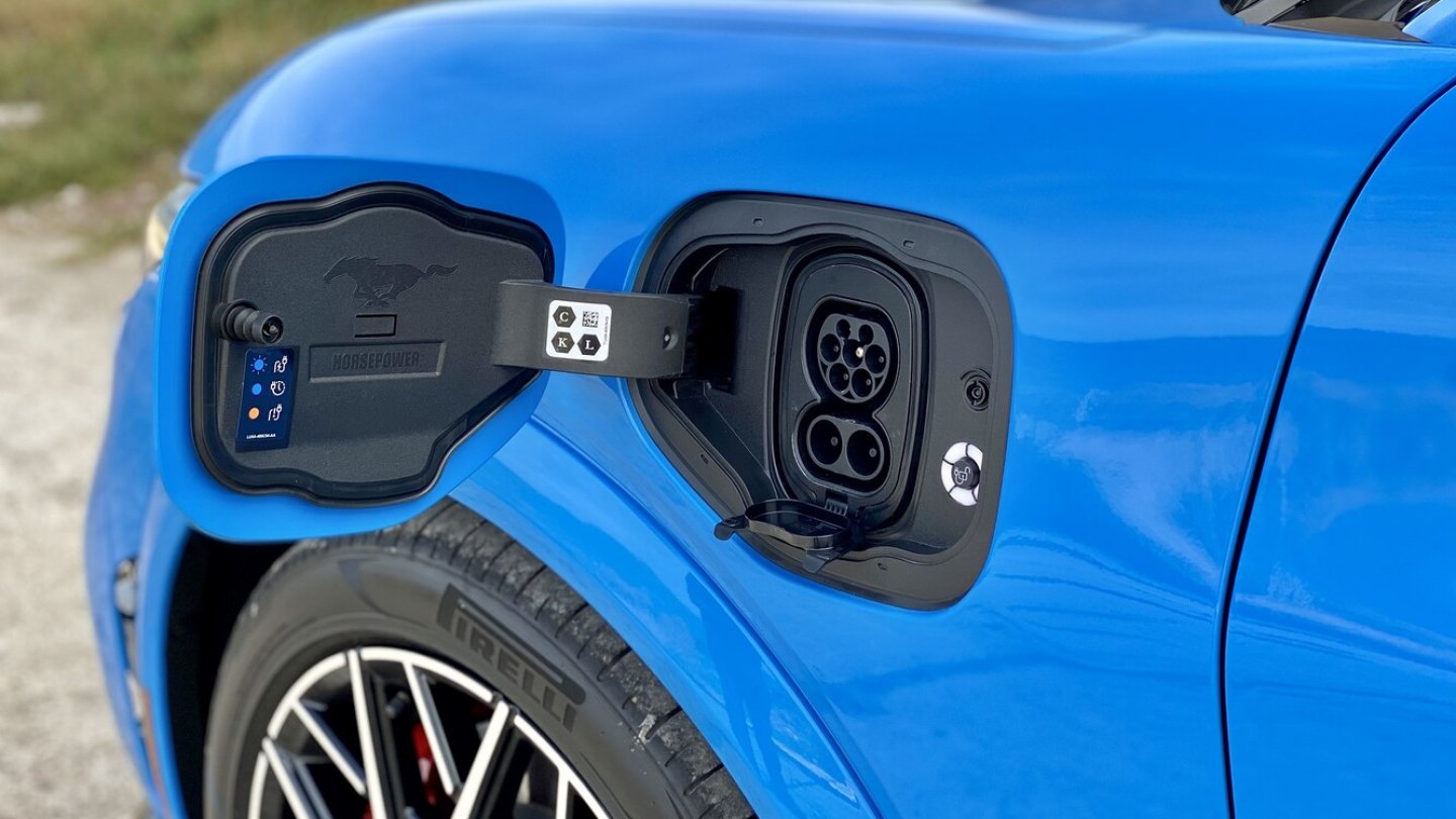 Der Ladenschluss befindet sich im linken vorderen Kotflügel.