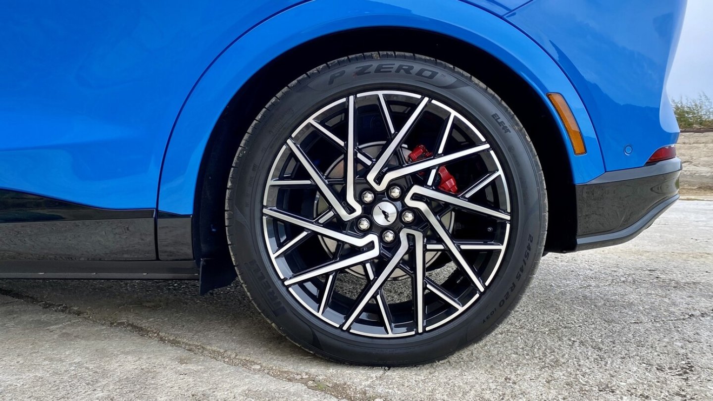 20-Zoll-Felgen in den Pirelli P Zero sind serienmäßig.