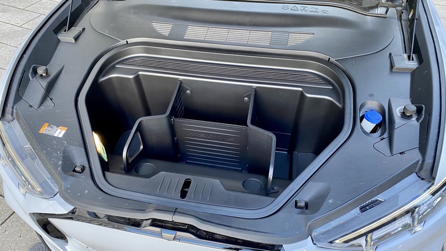 Das hier abgebildete Trennelement im vorderen Staufach entfällt küntig.