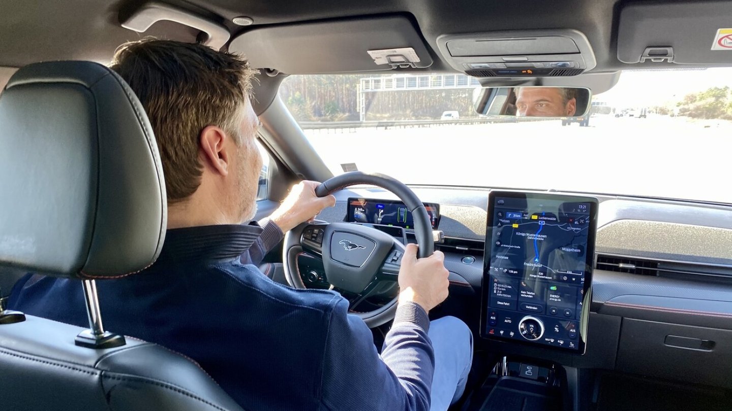 Leistung und Fahrverhalten des Mustang Mach-E wissen zu gefallen.