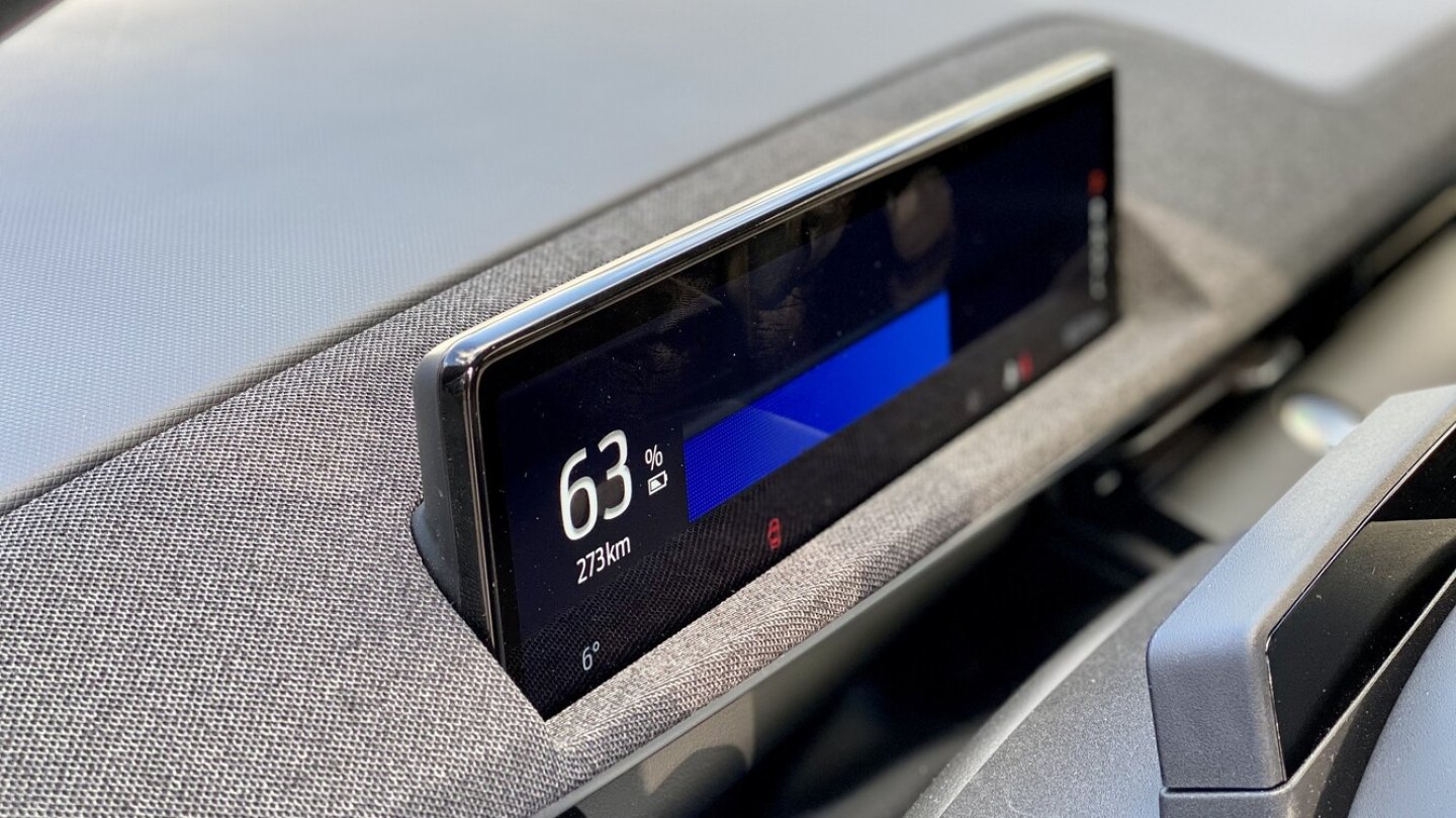 Das Display hinter dem Lenkrad mit großer Ladestandsanzeige.