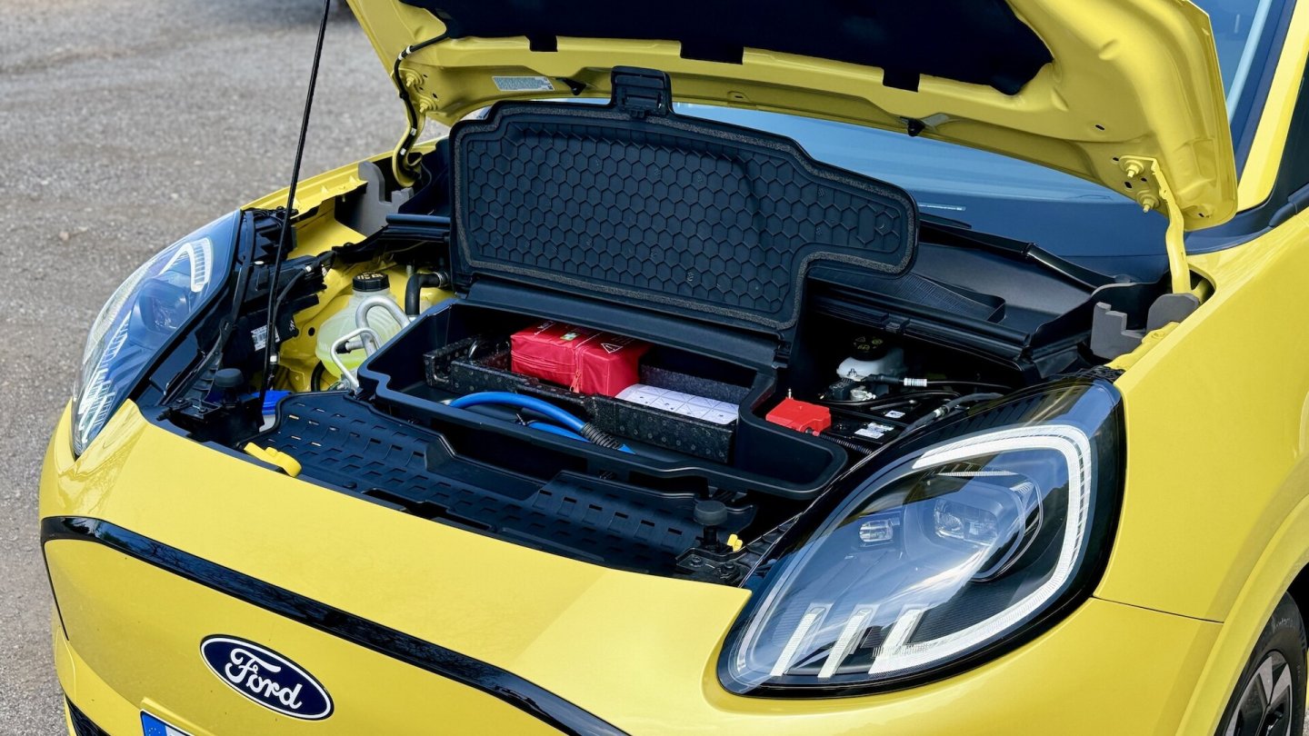 Das Ladekabel für Wallbox oder öffentliche Säule parkt praktisch im vorderen Staufach.