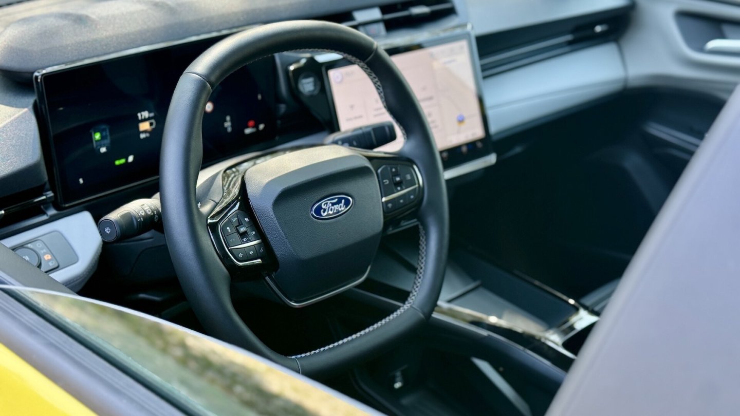 Die beiden großen Displays haben alle Puma, ein Navigationssystem ist Serie.