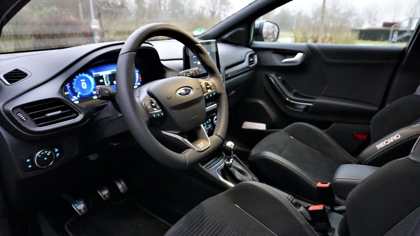 Digitale Instrumente hinter dem Sportlenkrad sind serienmäßig.