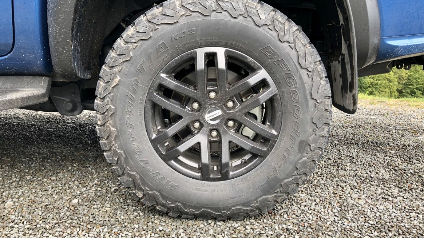 Geländereifen mit 17-Zoll-Leichtmetallfelgen.