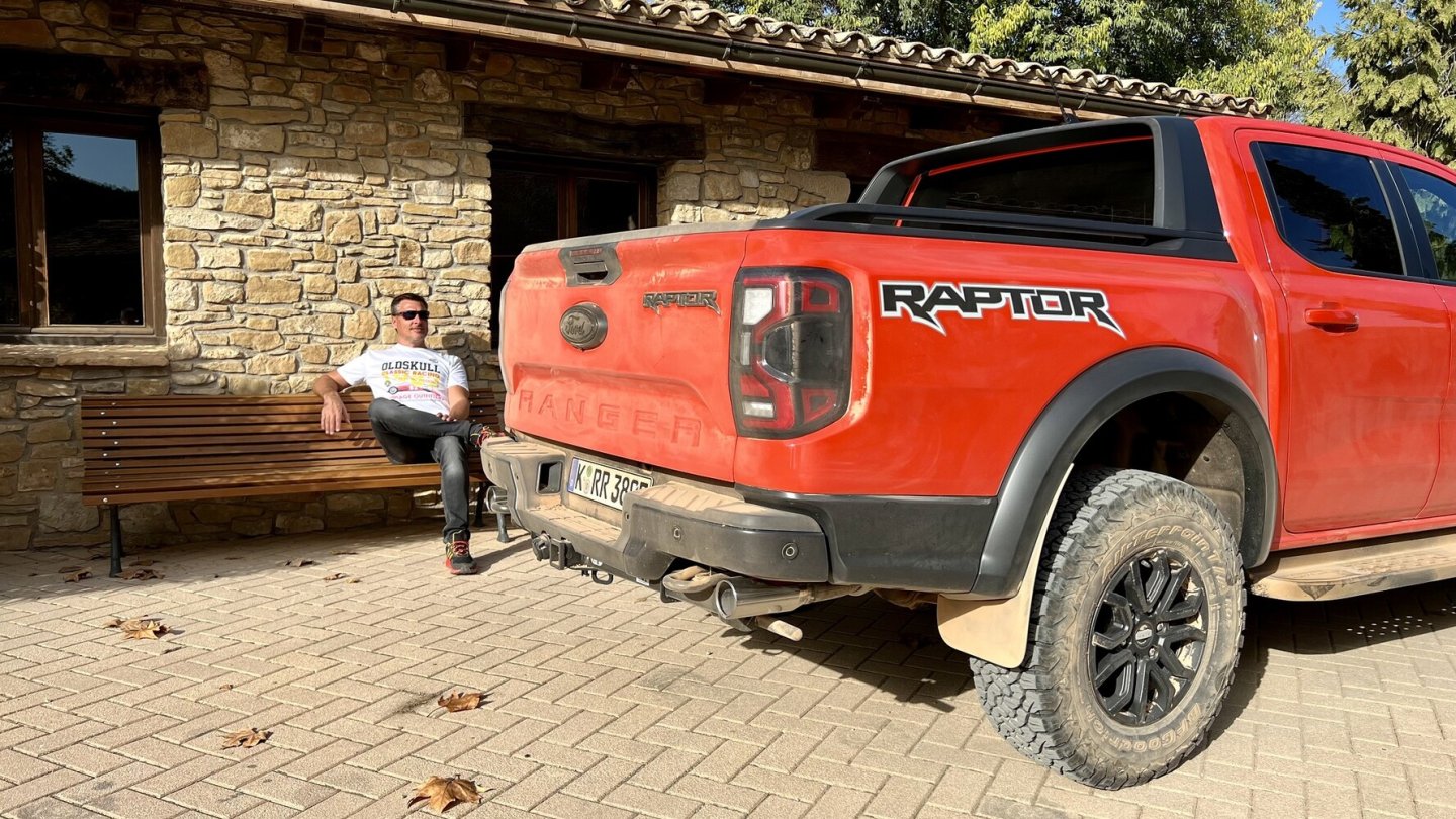 Staub in jeder Ritze am Auto als Zeugnis eines großartigen Tages.