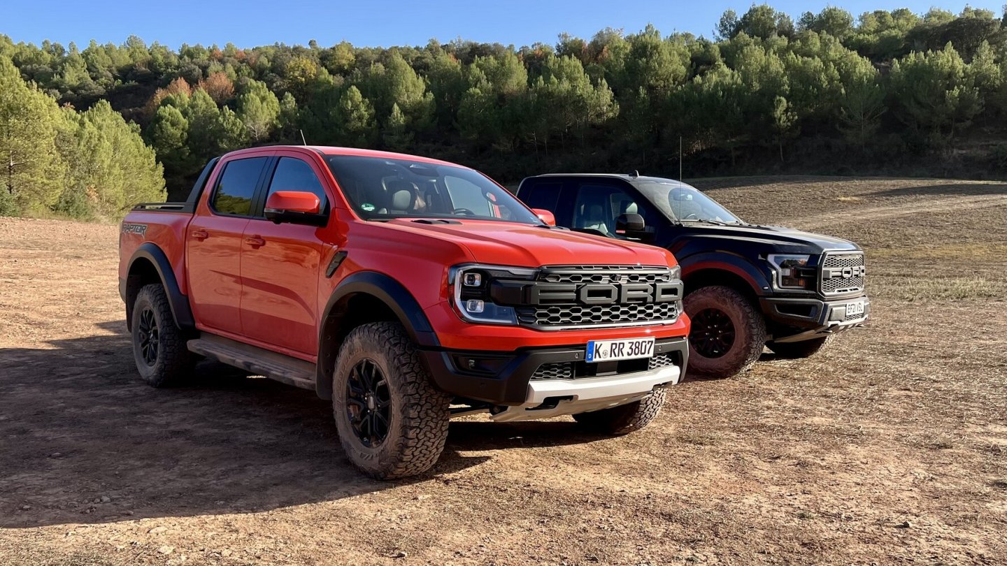 Im Hintergrund: Der bei uns nich angebotene Ford F-150 Raptor.