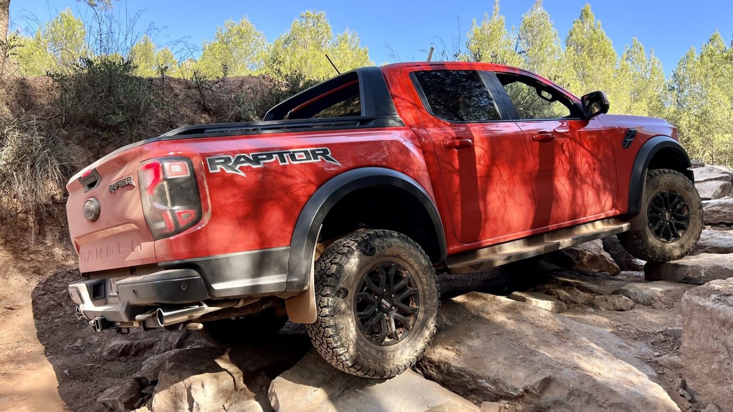 27 Zentimeter Bodenfreiheit und sperrbare Differenziale helfen beim Klettern.