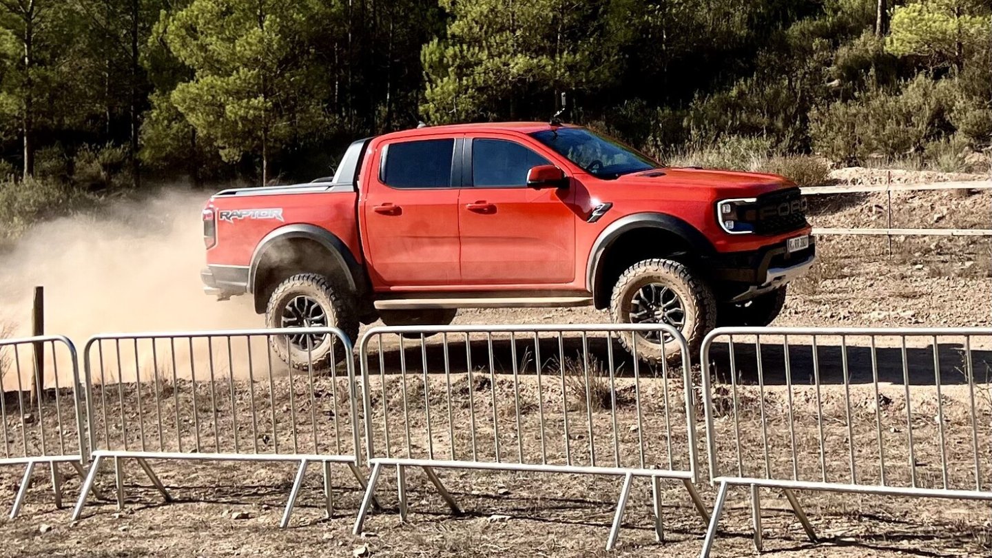 Auch der Ranger Raptor lässt mal kurz die Beine baumeln.