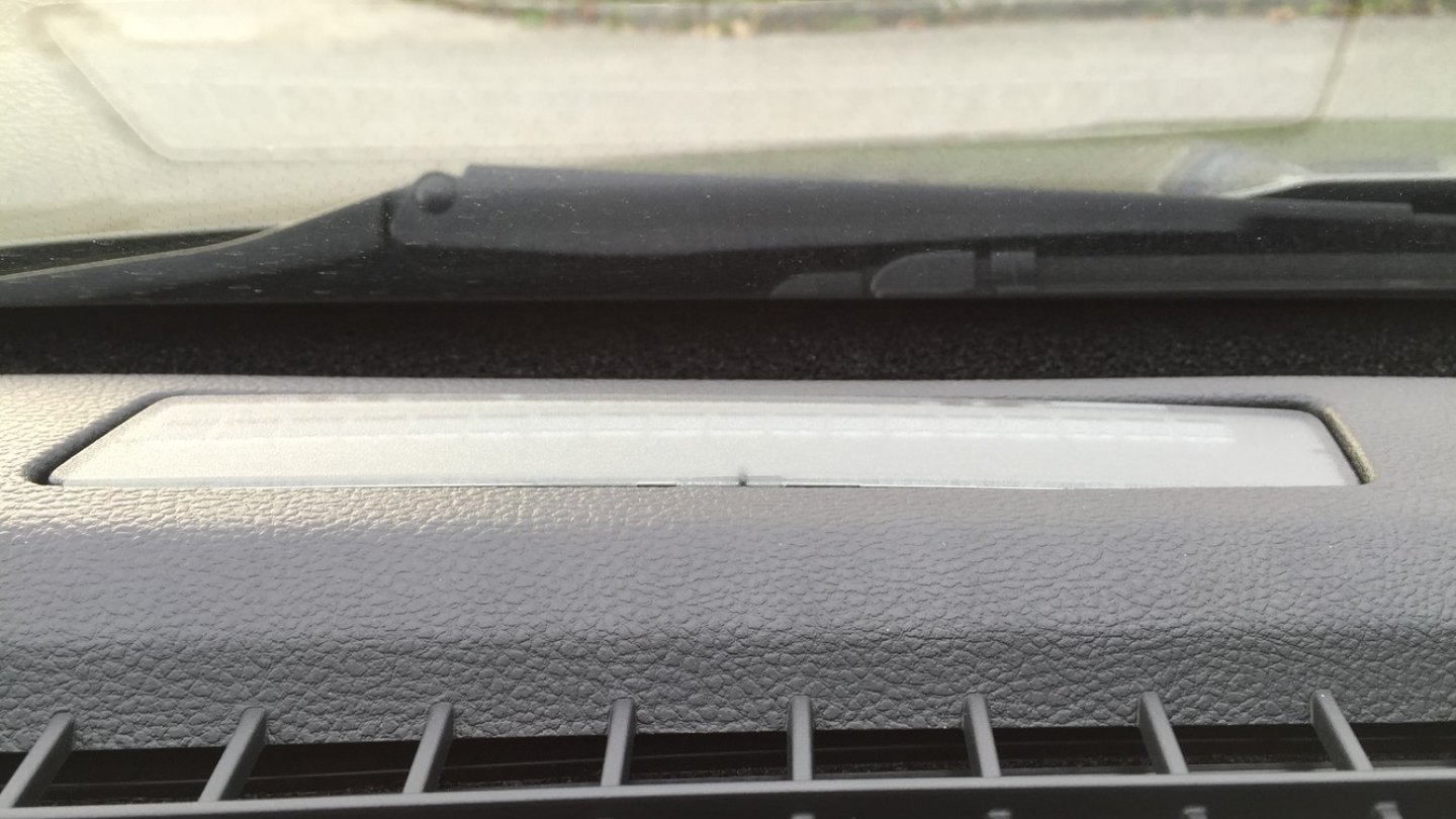 Das Abstandsradar spiegelt rote Punkte in die Windschutzscheibe - wo anders heiße das 'simply clever'