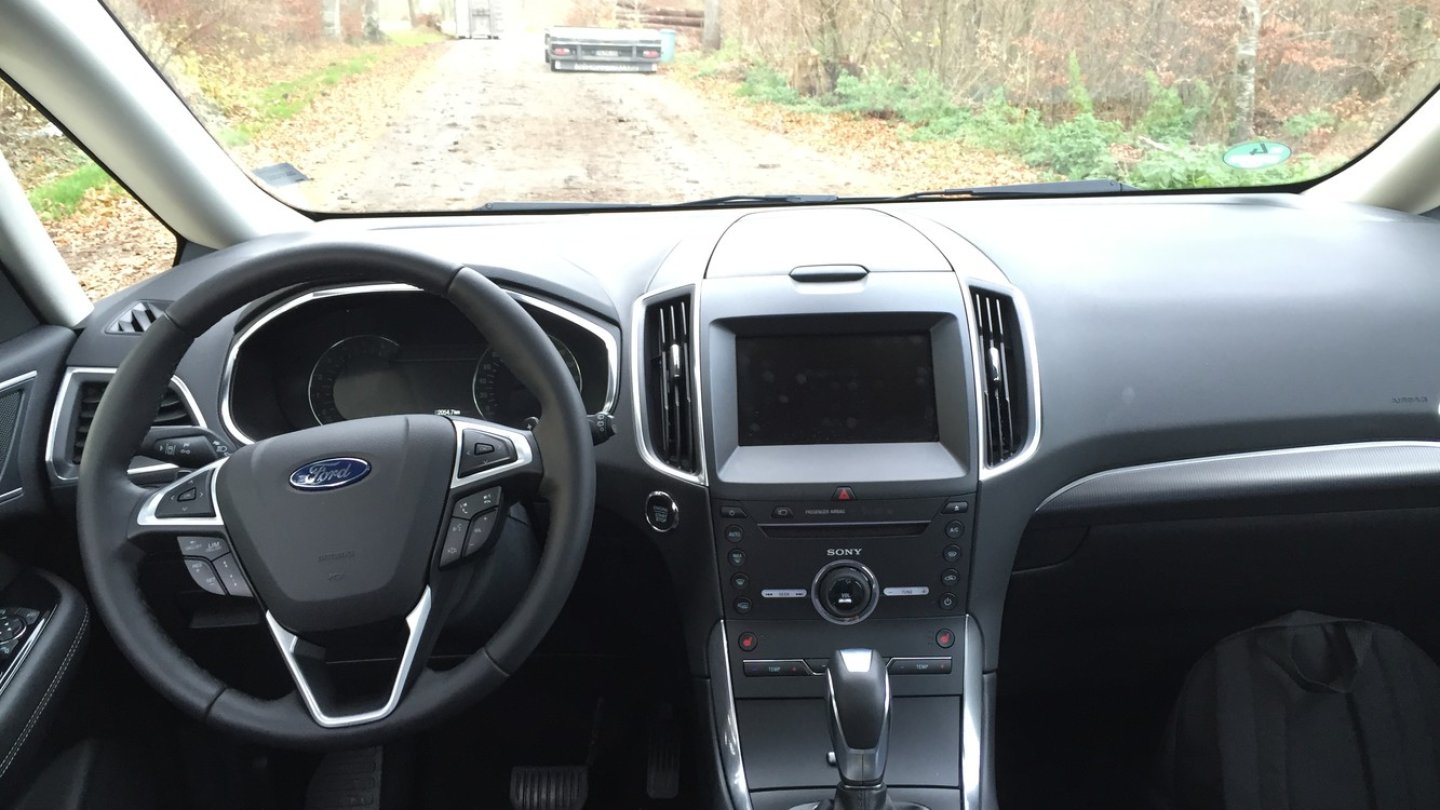 Das Cockpit bei beiden (hier: Galaxy) folgt dem aktuellen Ford-Design