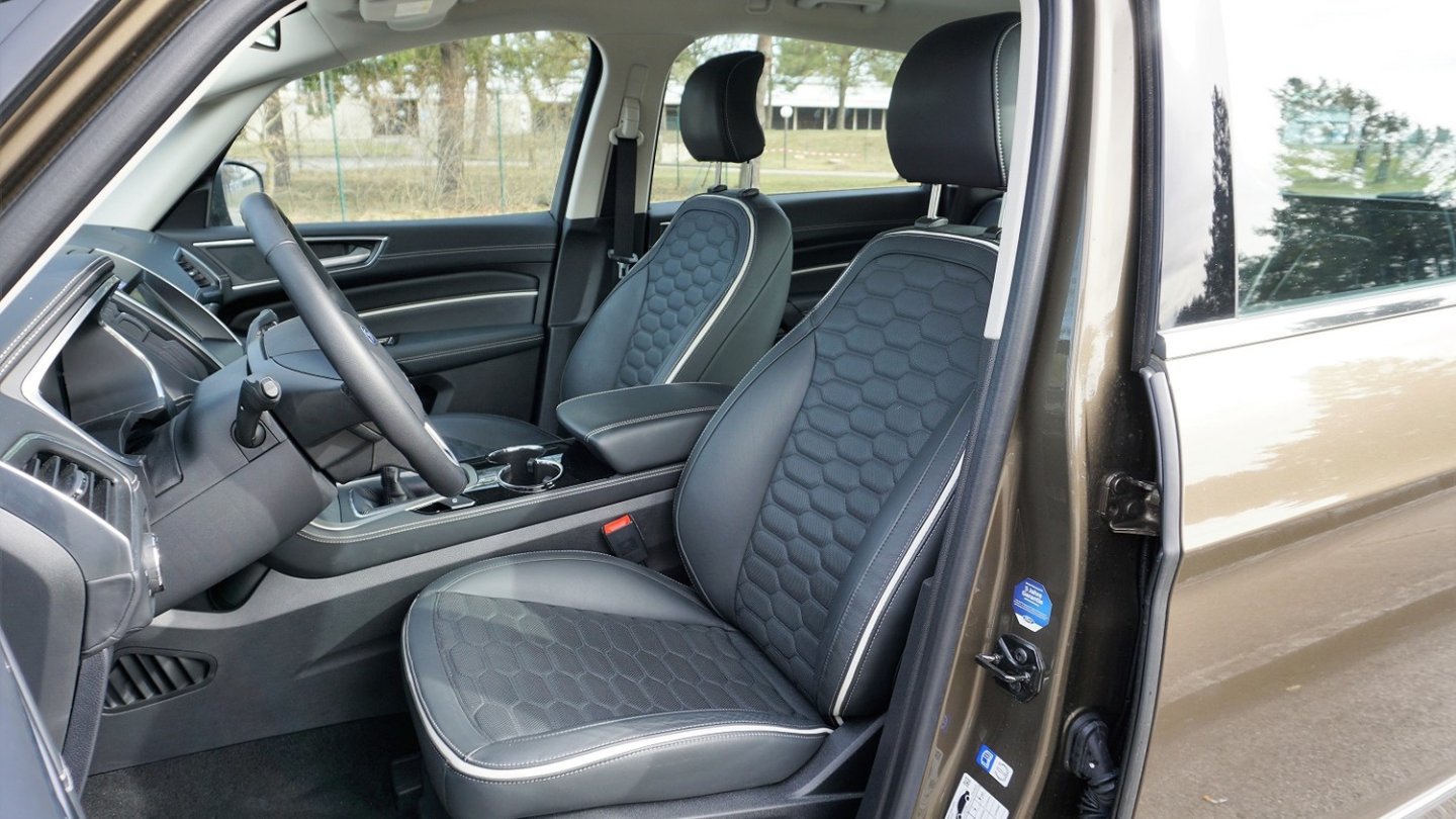 Große Fahrer könnten eine höhere Sitzlehne mit der Schulterabstützung vertragen.