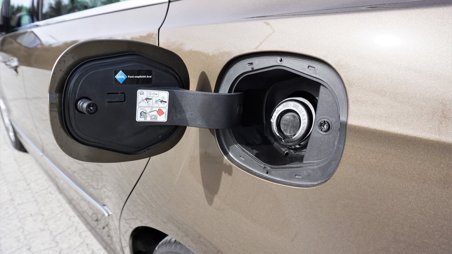 Ford erspart das Herumhantieren mit einem Schraubverschluss am Tank. Aber auch mit der AdBlue-Zapfsäule.