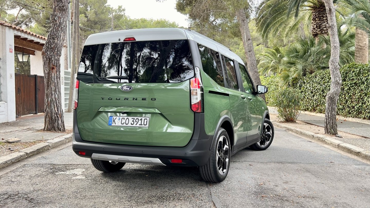 Der Testwagen ist in der Optionsfarbe Bursting Green Metallic lackiert.