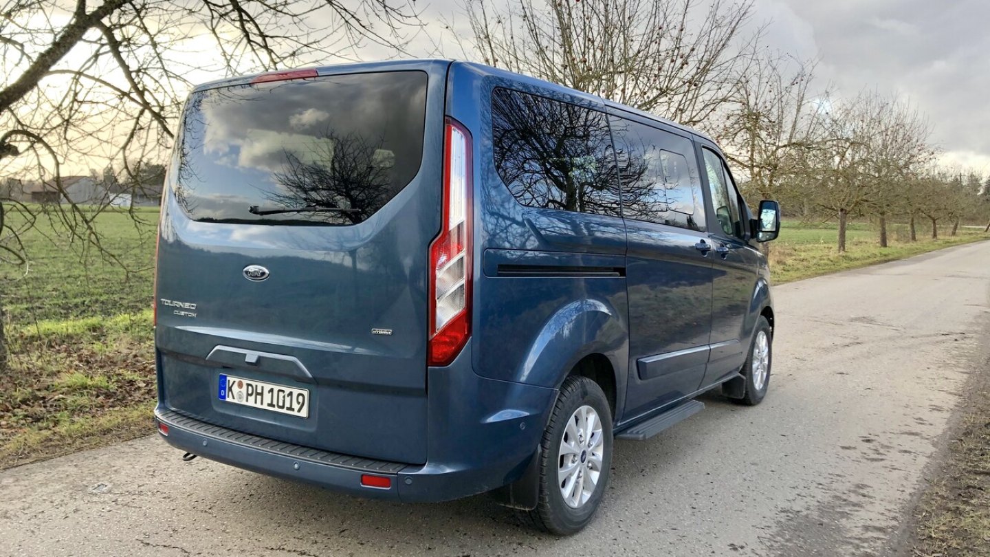 Eine kleine Plakette am Heck weist auf den Plug-in-Hybrid hin.