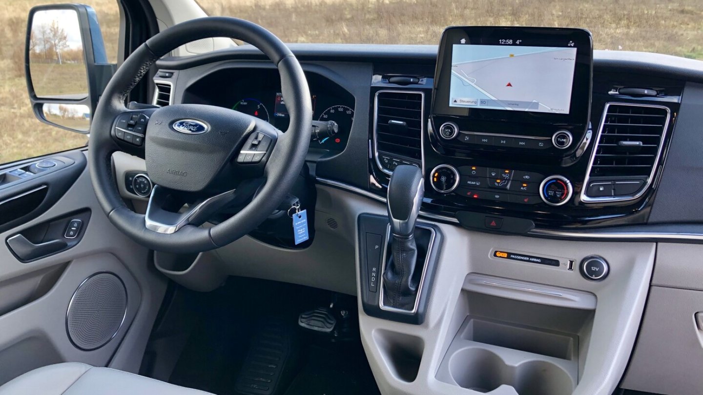 Das Cockpit enstpricht im Layout den Diesel-Modellen.