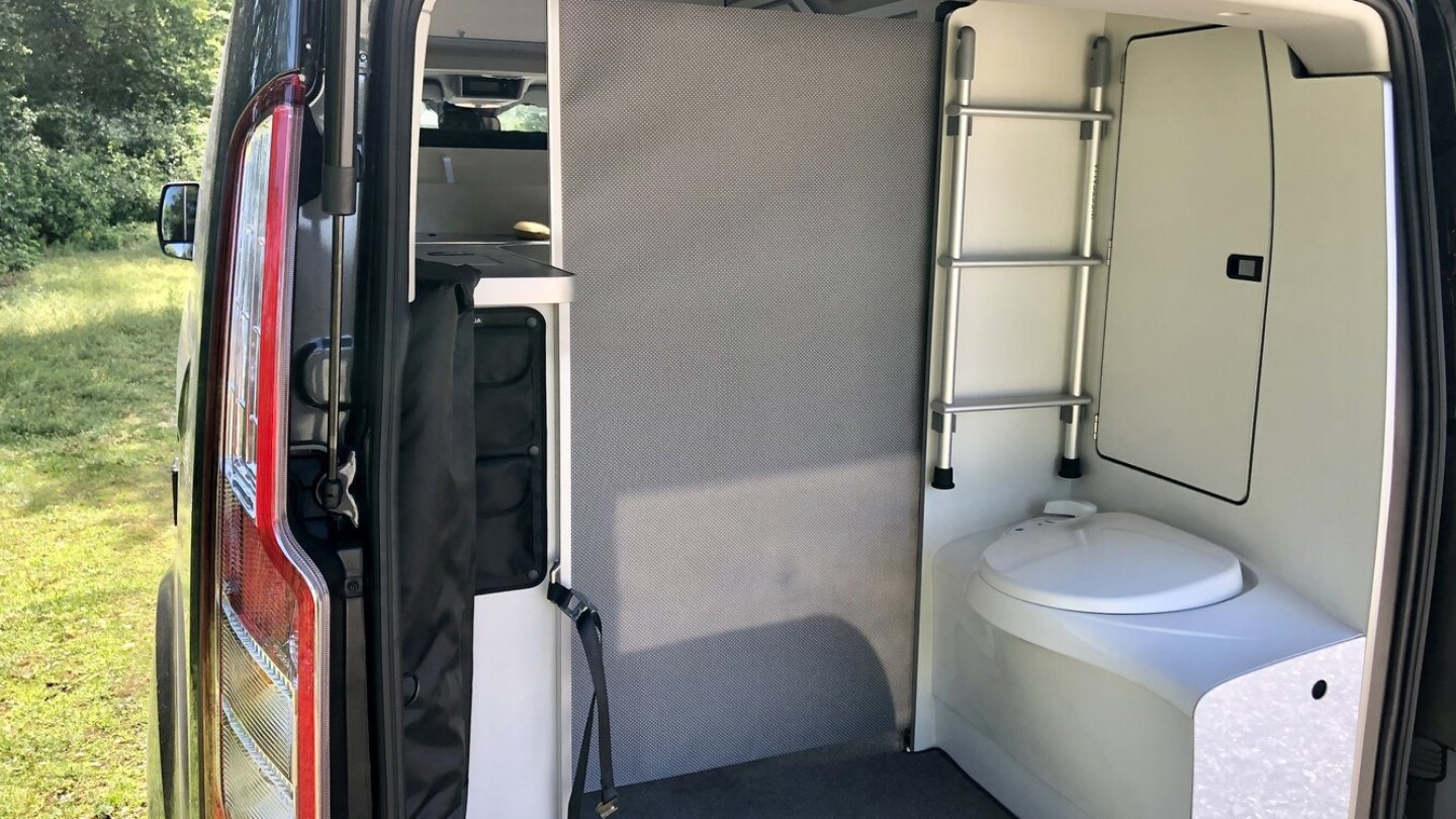 Der Sanitärbereich mit Rollo als Sichtschutz.